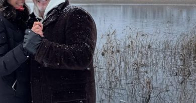 Karlar, gülümsemeler, yeni bir başlangıç, mutluluk pozu