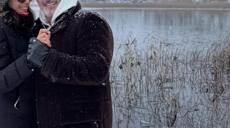 Karlar, gülümsemeler, yeni bir başlangıç, mutluluk pozu