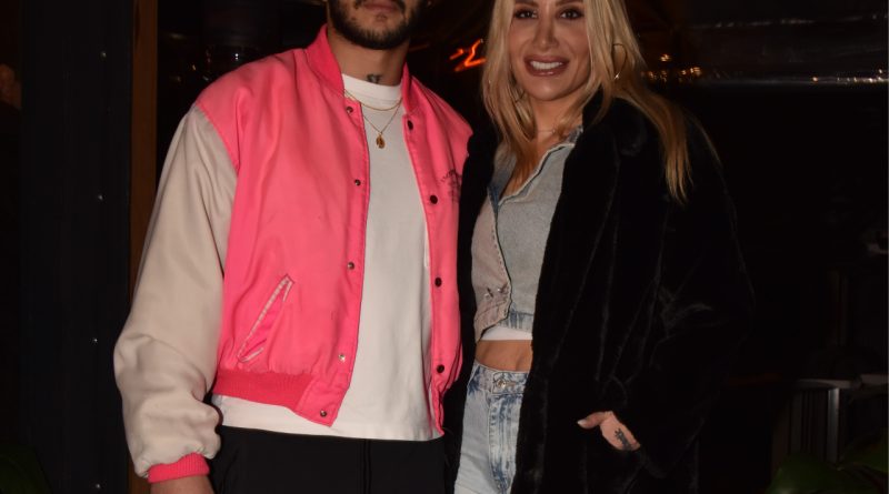 Aşkla gözleri parlayan bir nişan, aile saadeti