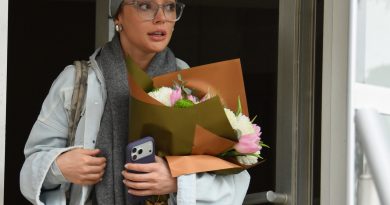 Çiçekler, pişmanlık, dostluk, gönül almanın telaşı