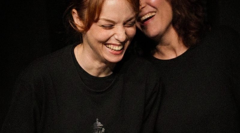 Kardeşlik, rekabet ve kahkaha dolu bir sahne bekleyin