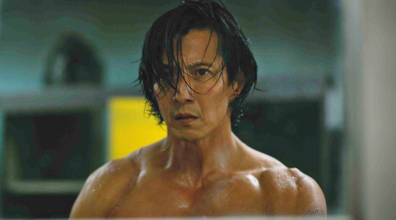 Neon ışıklar, distopik gelecek, kimlik karmaşası, görsel şölen