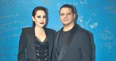 Yapay zeka ile düet, sahne şenliği, dostluk şarkıları