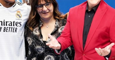 Gülümseme, benzerlik, para, futbol, sosyal medya dedikodusu