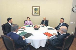 Siyasi arenada fısıltılar yükseliyor, perde arkası karmaşık