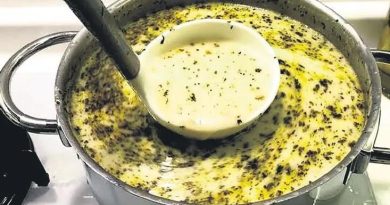 Evde kolay, hesaplı ve şık akşam yemeği sofrası