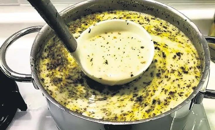 Evde kolay, hesaplı ve şık akşam yemeği sofrası