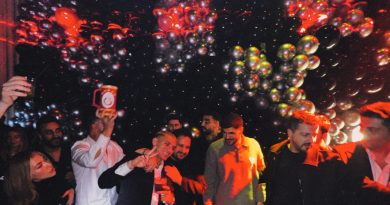 Neşe, dostluk, kadeh tokuşturma, sarı kırmızı şölen