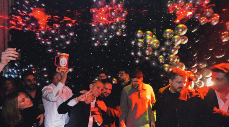 Neşe, dostluk, kadeh tokuşturma, sarı kırmızı şölen