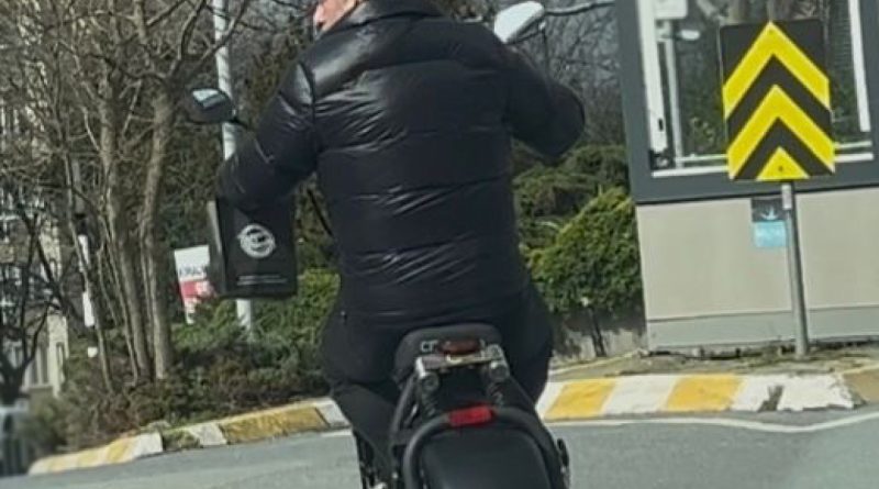 Riskli an! Levent'te kasksız Cem Yılmaz bisikletle yakalandı