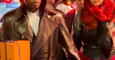 New York gecesinde aşk, gülümseme ve kırmızı rengin dansı