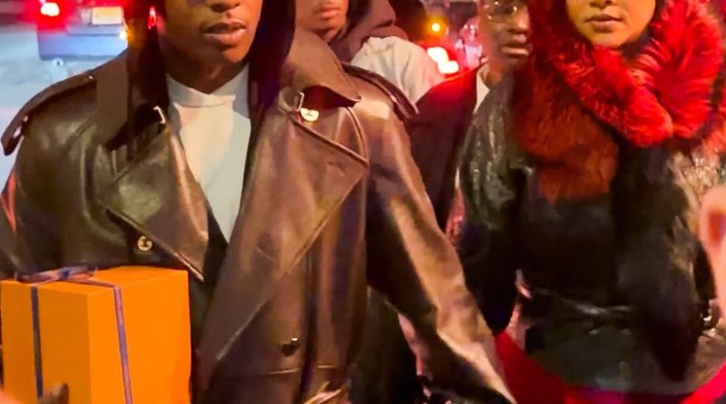 New York gecesinde aşk, gülümseme ve kırmızı rengin dansı