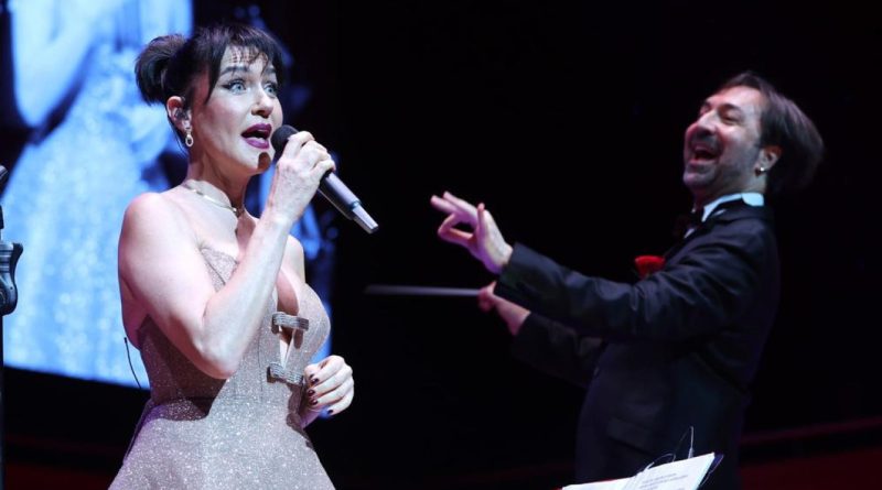 Şevval Sam'dan İzmir'e aşk ve müzik dolu bir Sevgililer Günü