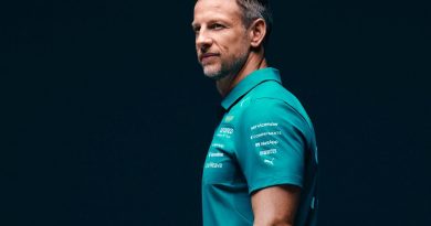 Eski şampiyon, yeni bir maceraya, Aston Martin'e!