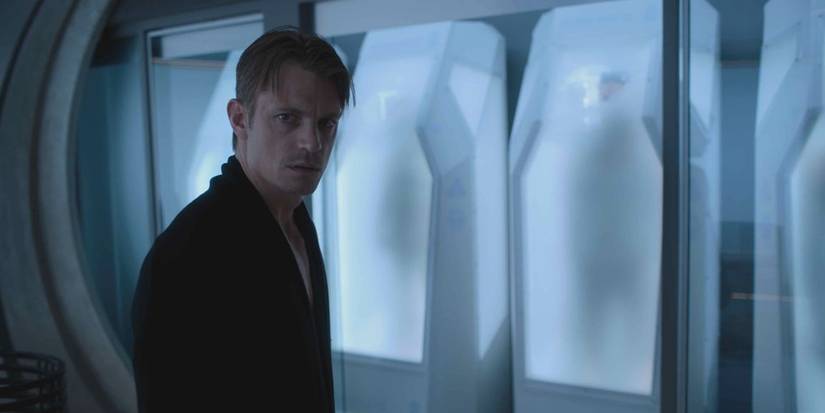 Neon ışıklar, distopik gelecek, ölümün ötesi, kimlik krizi