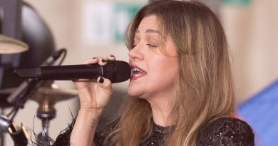 Kelly Clarkson'dan nostaljik melodiler, unutulmaz anılar canlanıyor