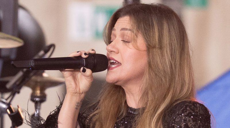 Kelly Clarkson'dan nostaljik melodiler, unutulmaz anılar canlanıyor