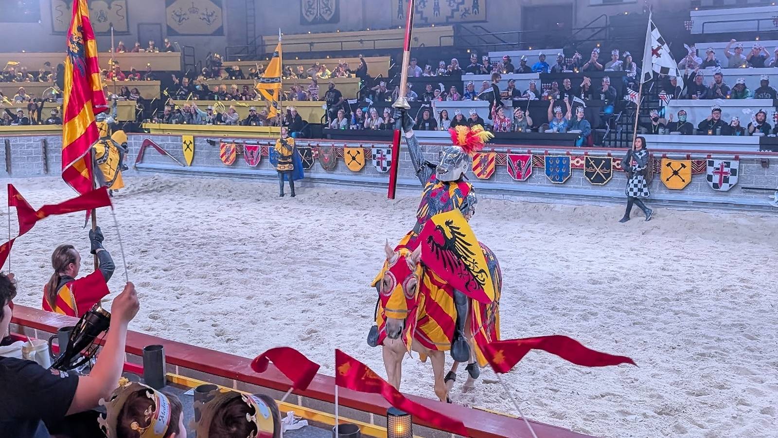 Atlı şövalyeler, ziyafetler, orta çağın büyüsü ekranlarda!