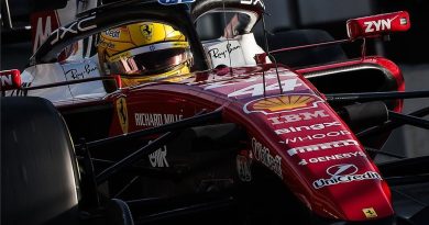 Kırmızı şov, Hamilton Ferrari'yi zirveye taşıdı