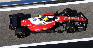 Bahreyn'de Ferrari şoku: Ters dönen kanatla dikkat çekiyor