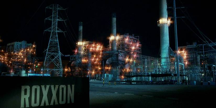 Sessiz fısıltılar, gölgeler dans ediyor, güç yükseliyor