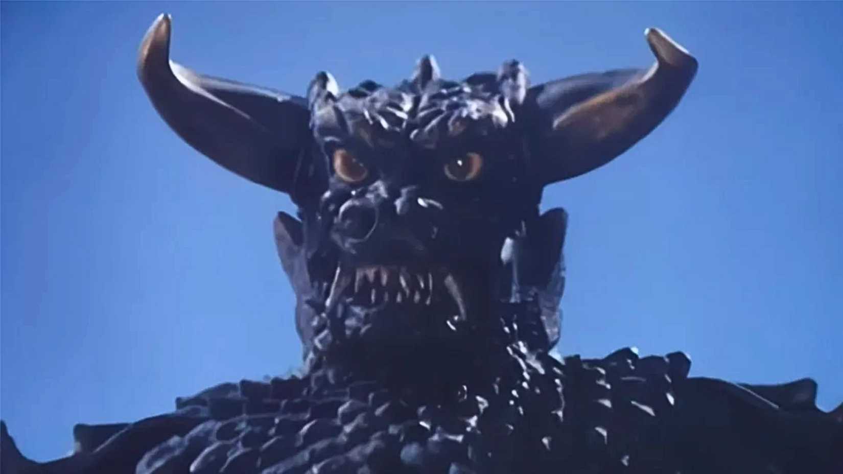 Devler uyanıyor, geçmiş fısıldıyor, yankılar taşır