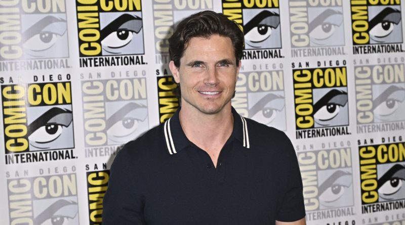 Kırmızı mayo, kaslı kahraman, sahilde yeni bir başlangıç