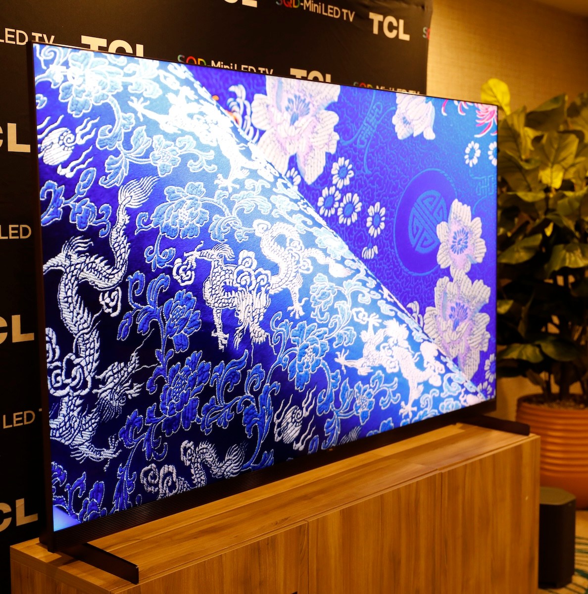 Dev ekranda ışıklar dans ediyor, renkler hayat buluyor