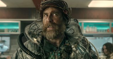 Gelecekten gelen, tuhaf kıyafetler, yüzeysel eleştiri