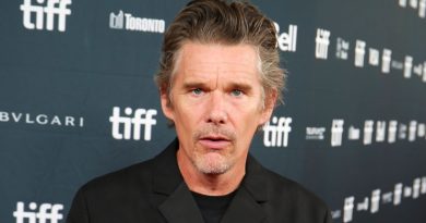Gerilim yükseliyor, Ethan Hawke'ın bakışları ürkütüyor