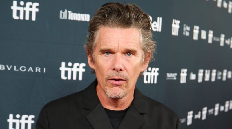 Gerilim yükseliyor, Ethan Hawke'ın bakışları ürkütüyor