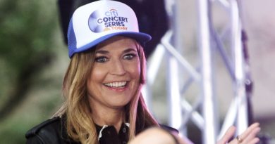 Umutla bekliyor, annesine kavuşmak için dua ediyor