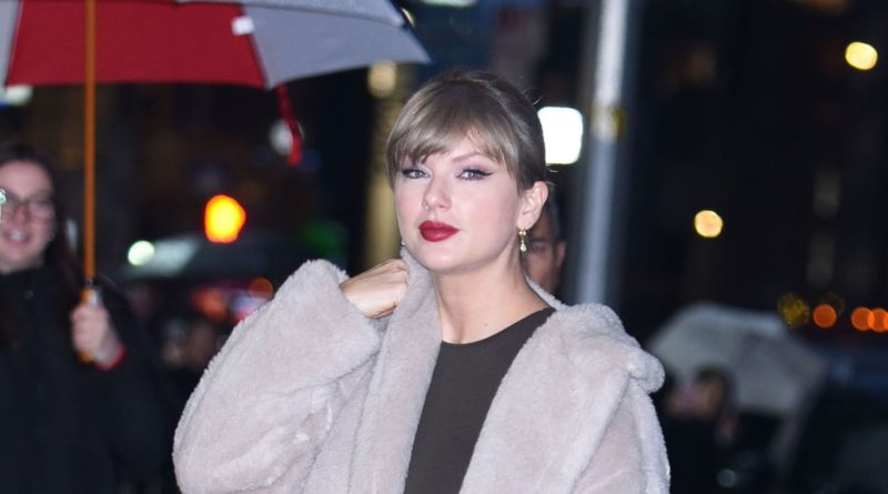 Hayranlar şaşkın, Swift tartışmayı alevlendiriyor, opalit parıldıyor