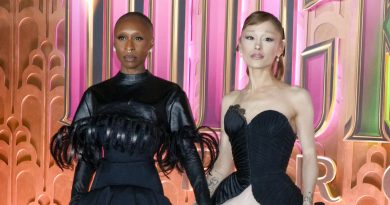 Samimi sohbet, dedikodular, güçlü kadınlar, gülümseme