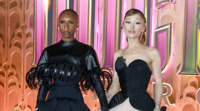 Samimi sohbet, dedikodular, güçlü kadınlar, gülümseme