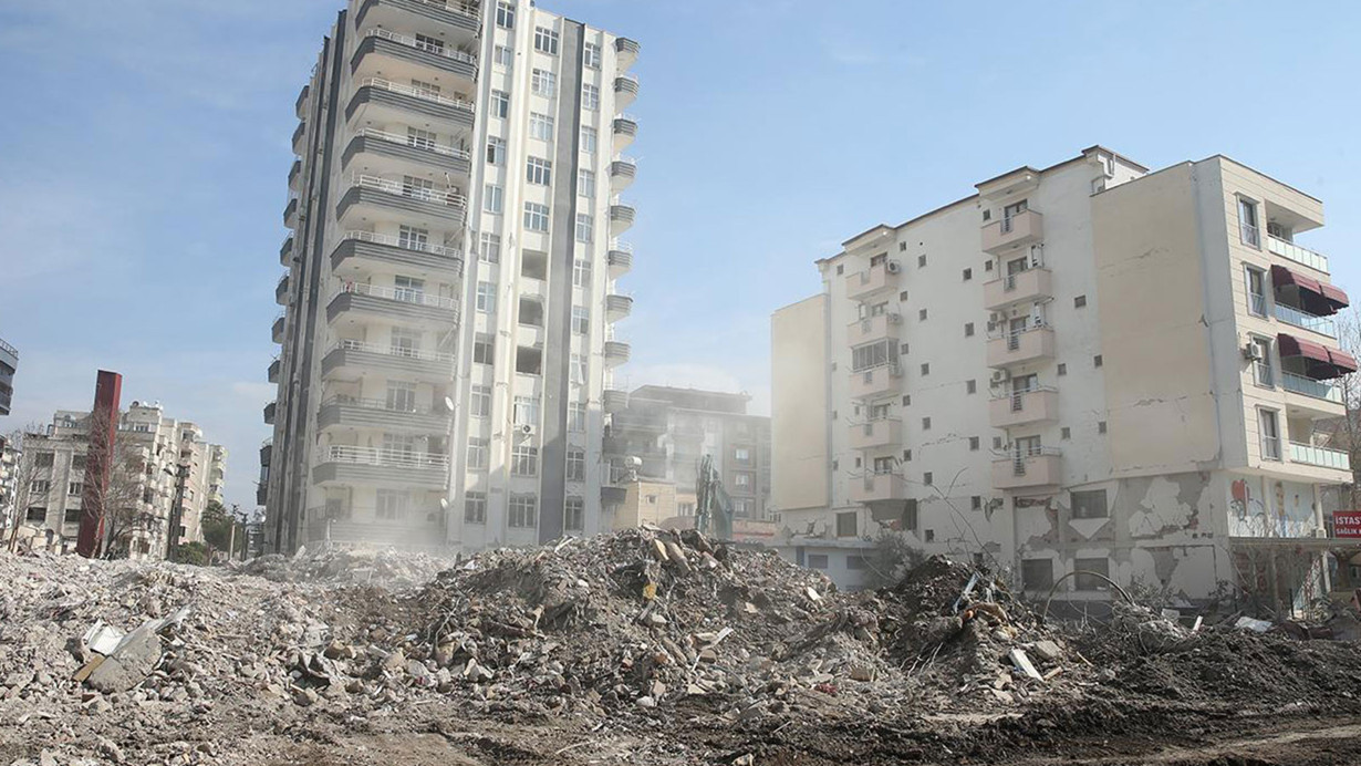 Enkaz, toz, duman Nefes almak bile zorlaşıyor