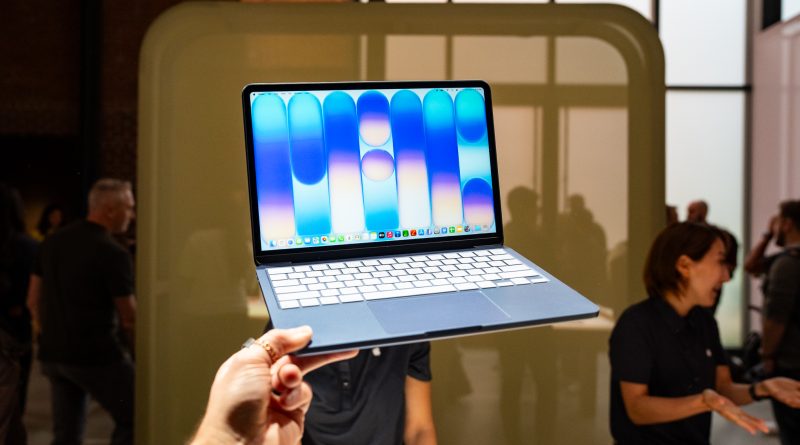 Yeni renk, yeni MacBook, özel hediye kartı seni bekliyor!