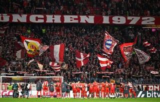 Kırmızı ve beyaz birleşti, sesleri yankılandı dışarıda