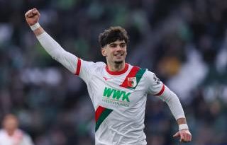 Yeşil çimler, heyecan dorukta, gol bekliyor!