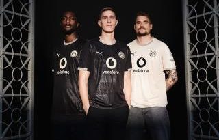 Kırmızı toprakta hatıra, siyah sarılı gururla kutlama