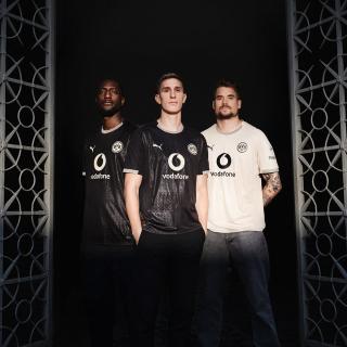 Kırmızı toprakta hatıra, siyah sarılı gururla kutlama