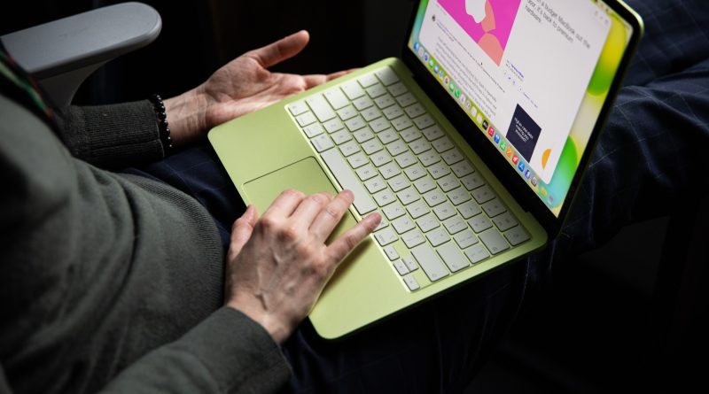 Yenilikçi tasarım, güçlü işlemci, bütçe dostu MacBook deneyimi