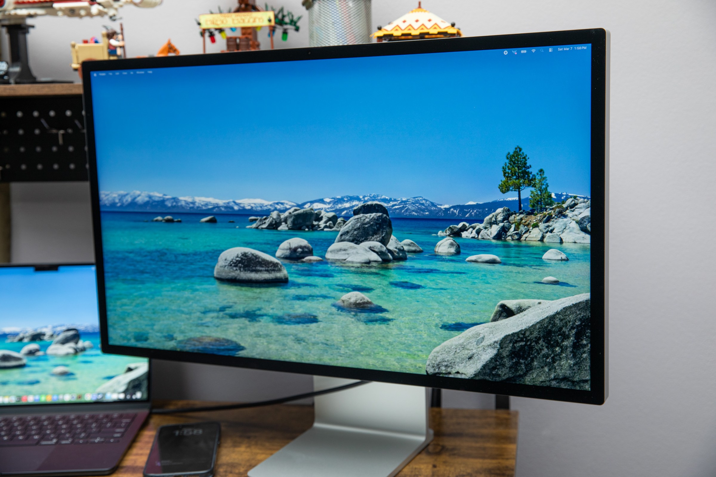 Detaylı renkler, keskin görüntüler, profesyonel ekran deneyimi