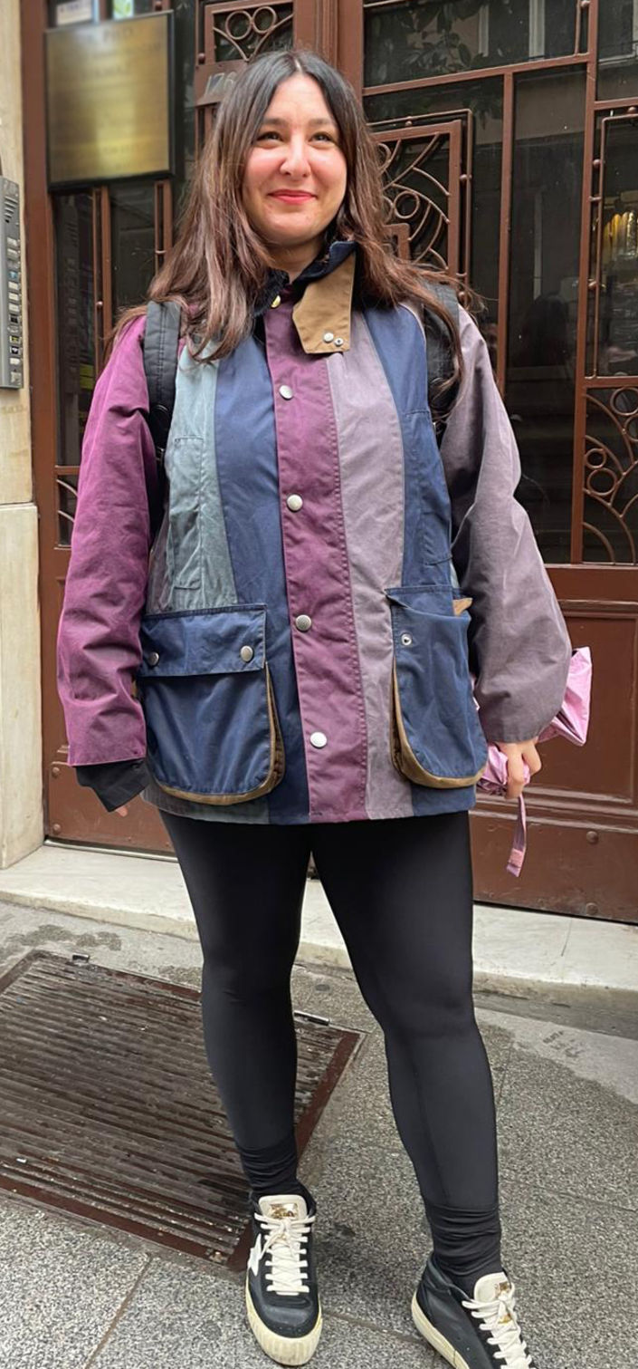 Vintage cazibe, stil sahibi kadın, komik bakışlar yakalıyor