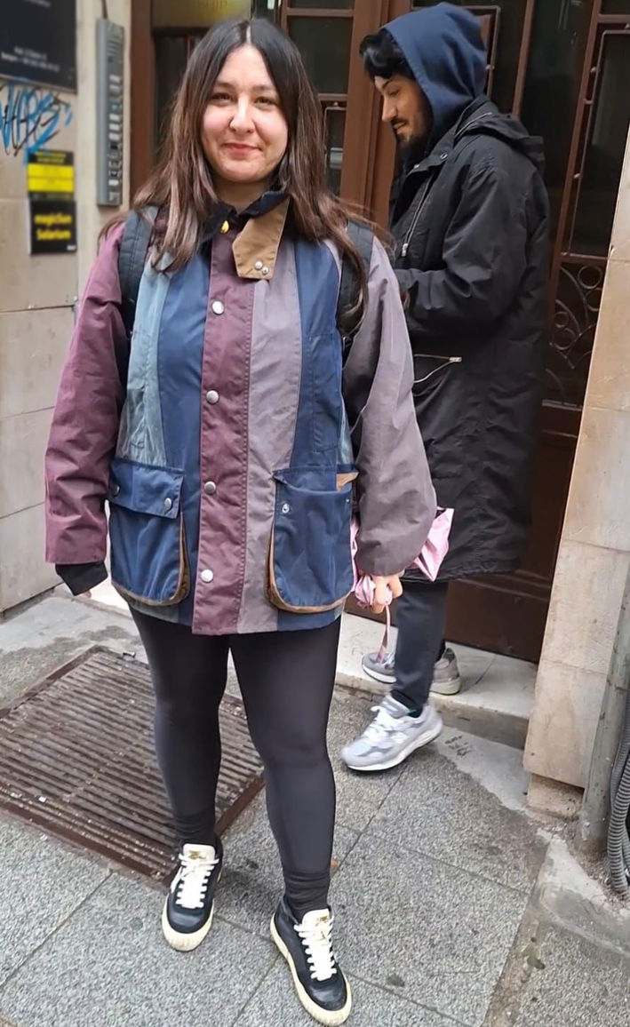 Vintage cazibe, stil sahibi kadın, komik bakışlar yakalıyor