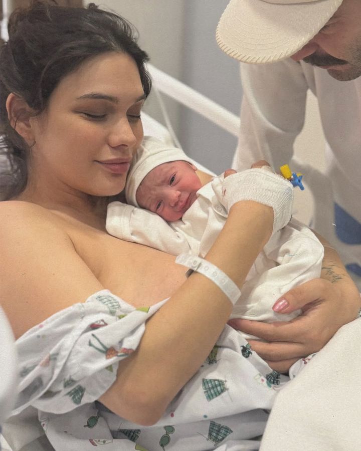 Aşkla bakışlar, minik bir yüz, aile mutluluğu