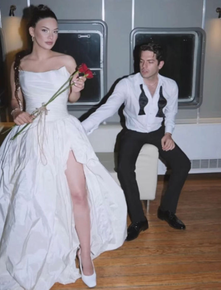 Aşkla bakışlar, minik bir yüz, aile mutluluğu