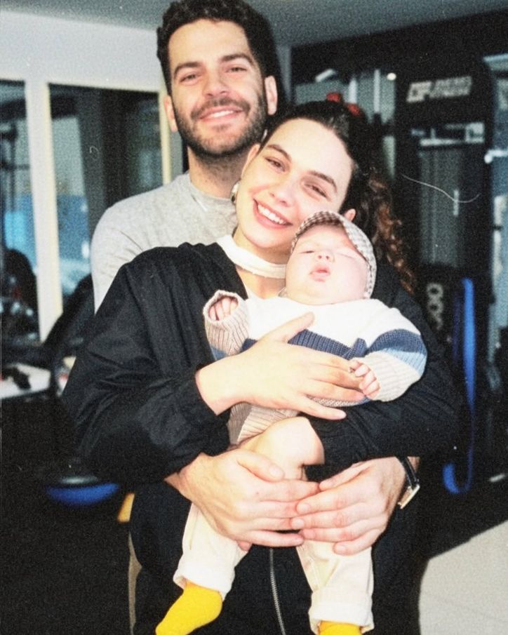 Aşkla bakışlar, minik bir yüz, aile mutluluğu