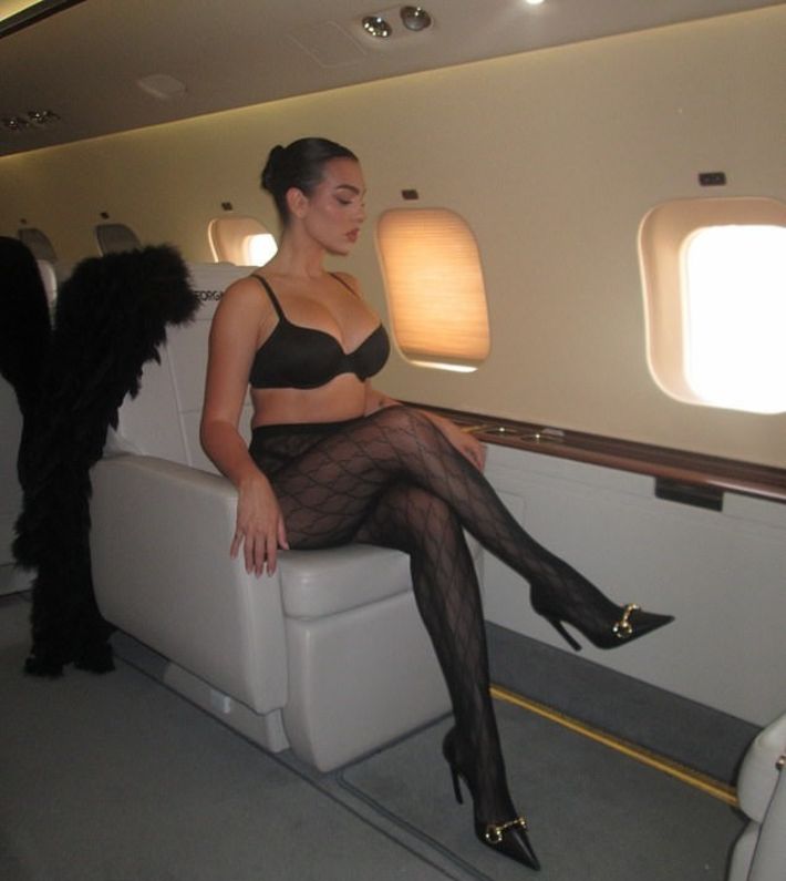 Milano'da Georgina, stil ve cesaret bir arada yakaladı