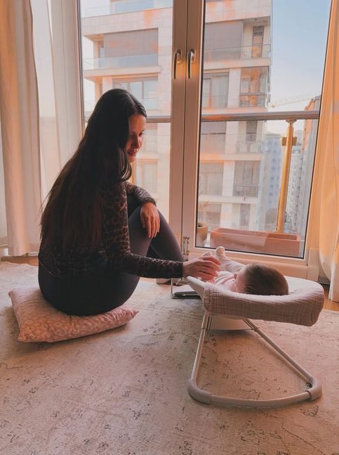 Küçük kızın gözlerinde eski anılar parlıyor